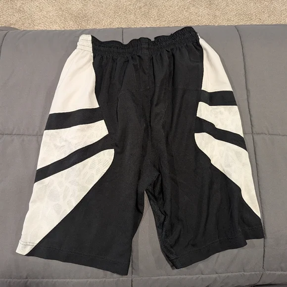 Jordan Black / White Basketball Shorts - Picture 3 of 4